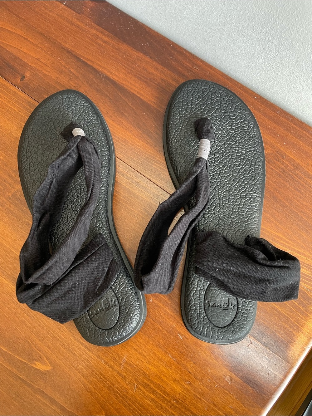 Sanuk Black Wrap Fabric Toe-Post Sandals